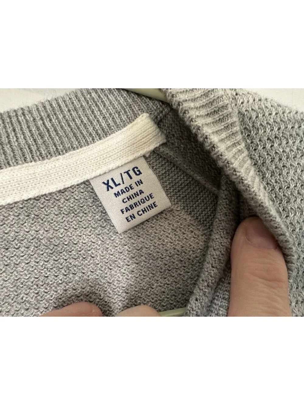 Tommy Bahama Island Zone Coolside Vneck Grey Sweater Size XL EUC.